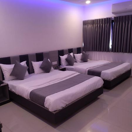 Hotel Selfie Inn Amhedabad Dış mekan fotoğraf