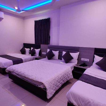 Hotel Selfie Inn Amhedabad Dış mekan fotoğraf