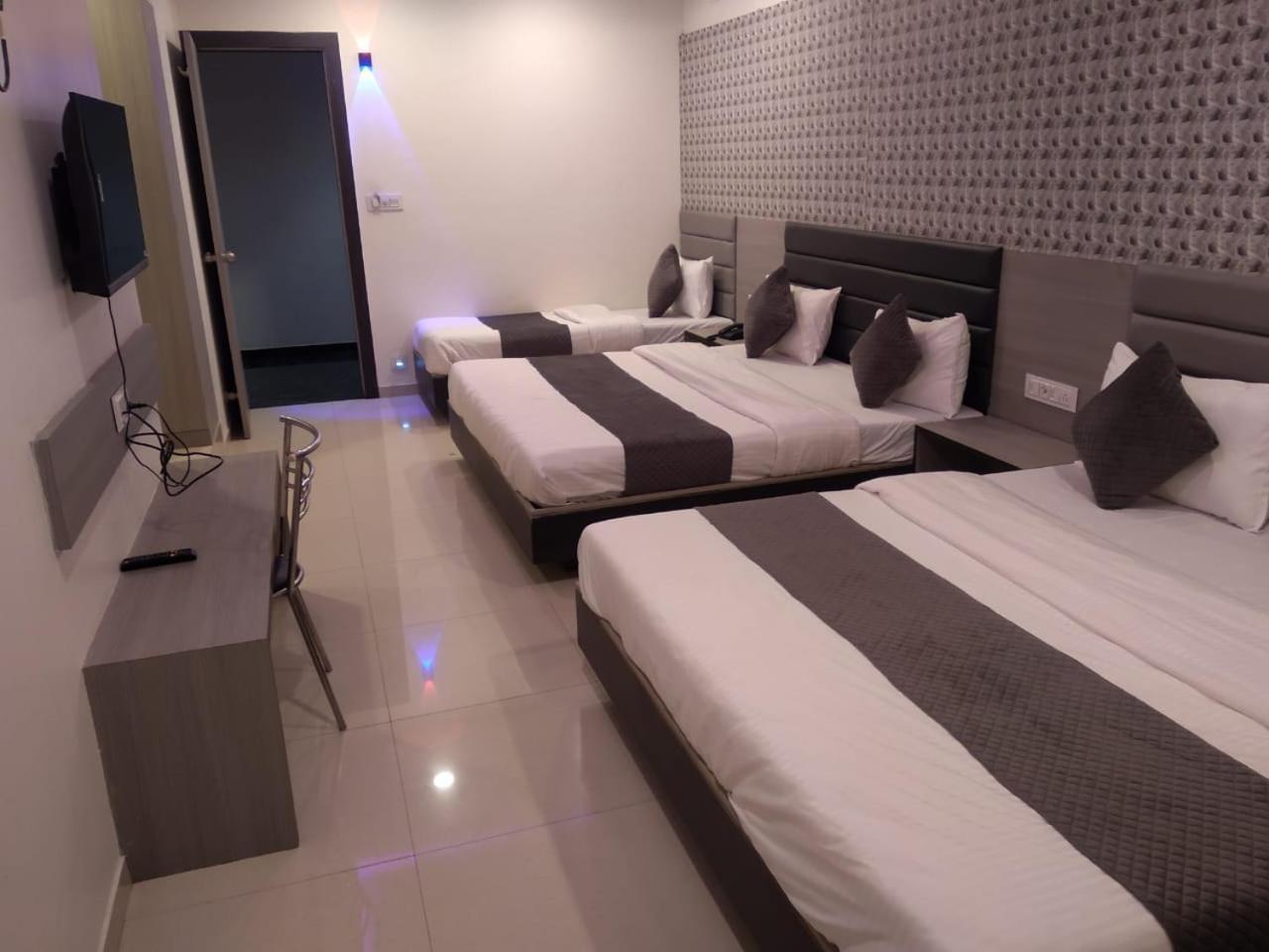 Hotel Selfie Inn Amhedabad Dış mekan fotoğraf