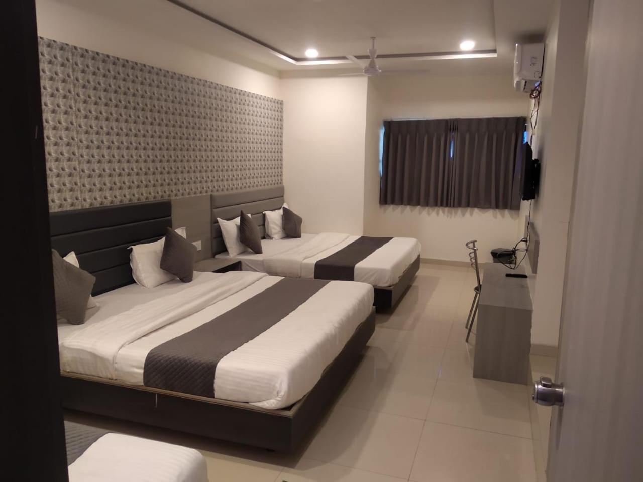 Hotel Selfie Inn Amhedabad Dış mekan fotoğraf