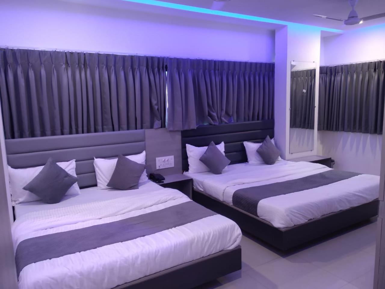 Hotel Selfie Inn Amhedabad Dış mekan fotoğraf