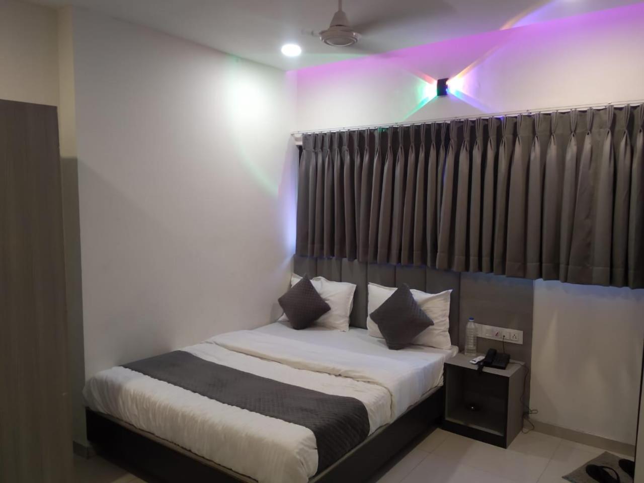 Hotel Selfie Inn Amhedabad Dış mekan fotoğraf