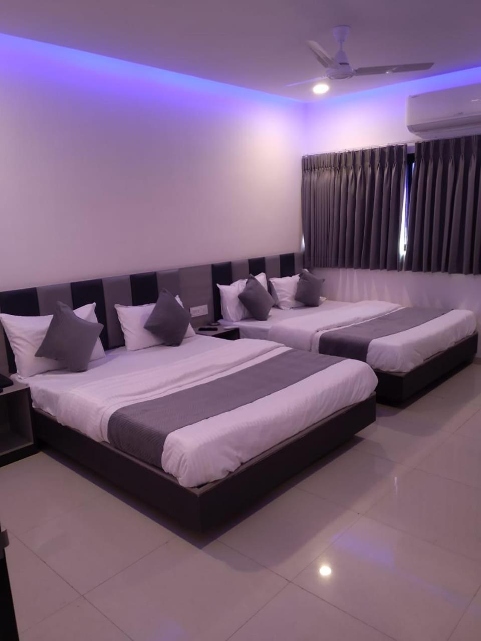 Hotel Selfie Inn Amhedabad Dış mekan fotoğraf