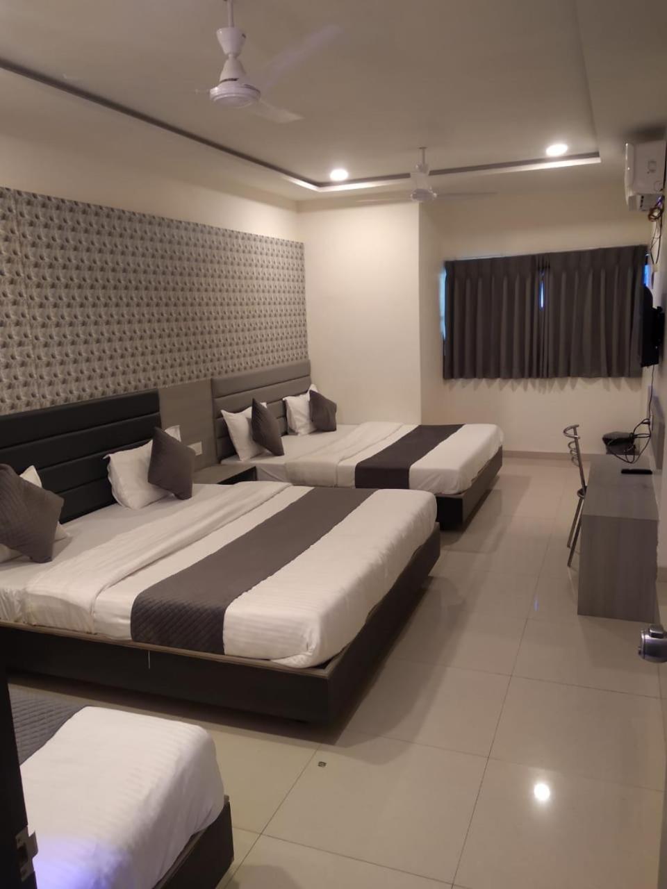 Hotel Selfie Inn Amhedabad Dış mekan fotoğraf