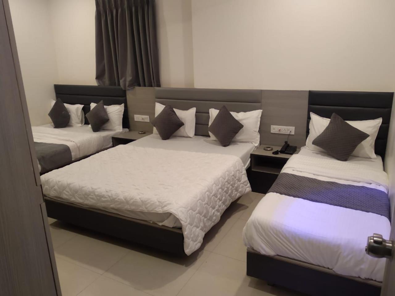 Hotel Selfie Inn Amhedabad Dış mekan fotoğraf