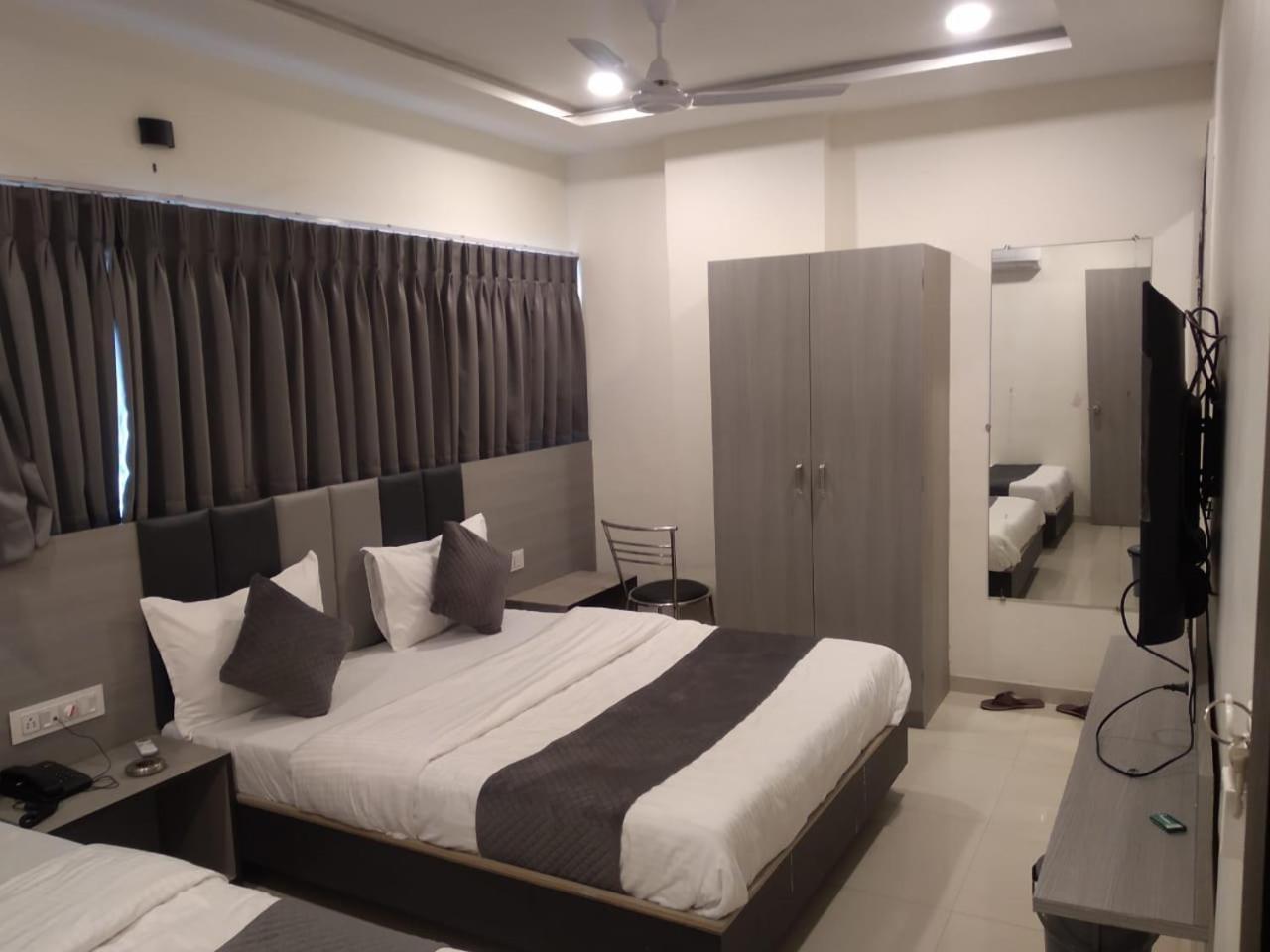 Hotel Selfie Inn Amhedabad Dış mekan fotoğraf