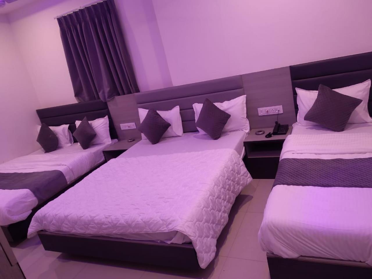 Hotel Selfie Inn Amhedabad Dış mekan fotoğraf