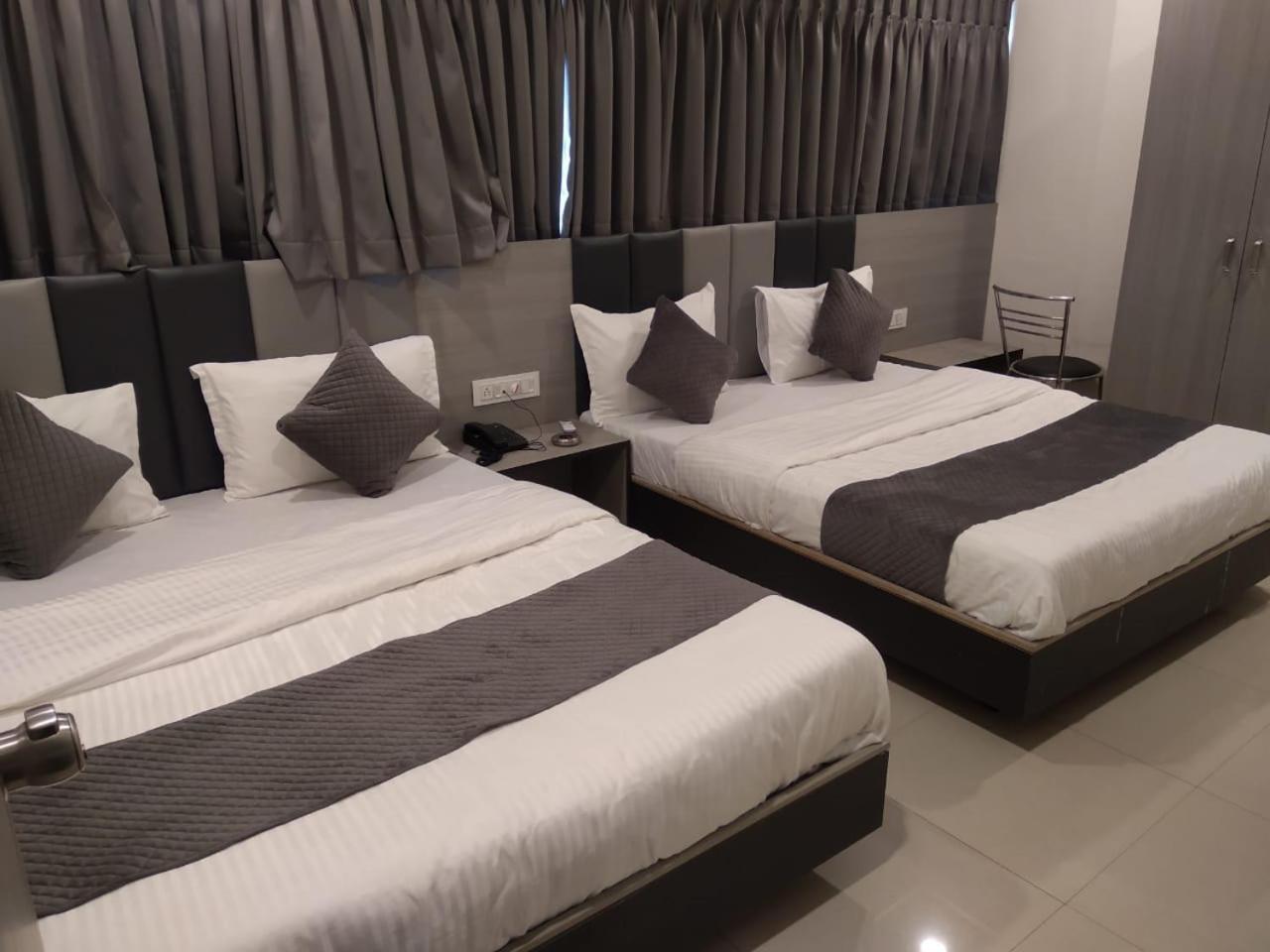 Hotel Selfie Inn Amhedabad Dış mekan fotoğraf