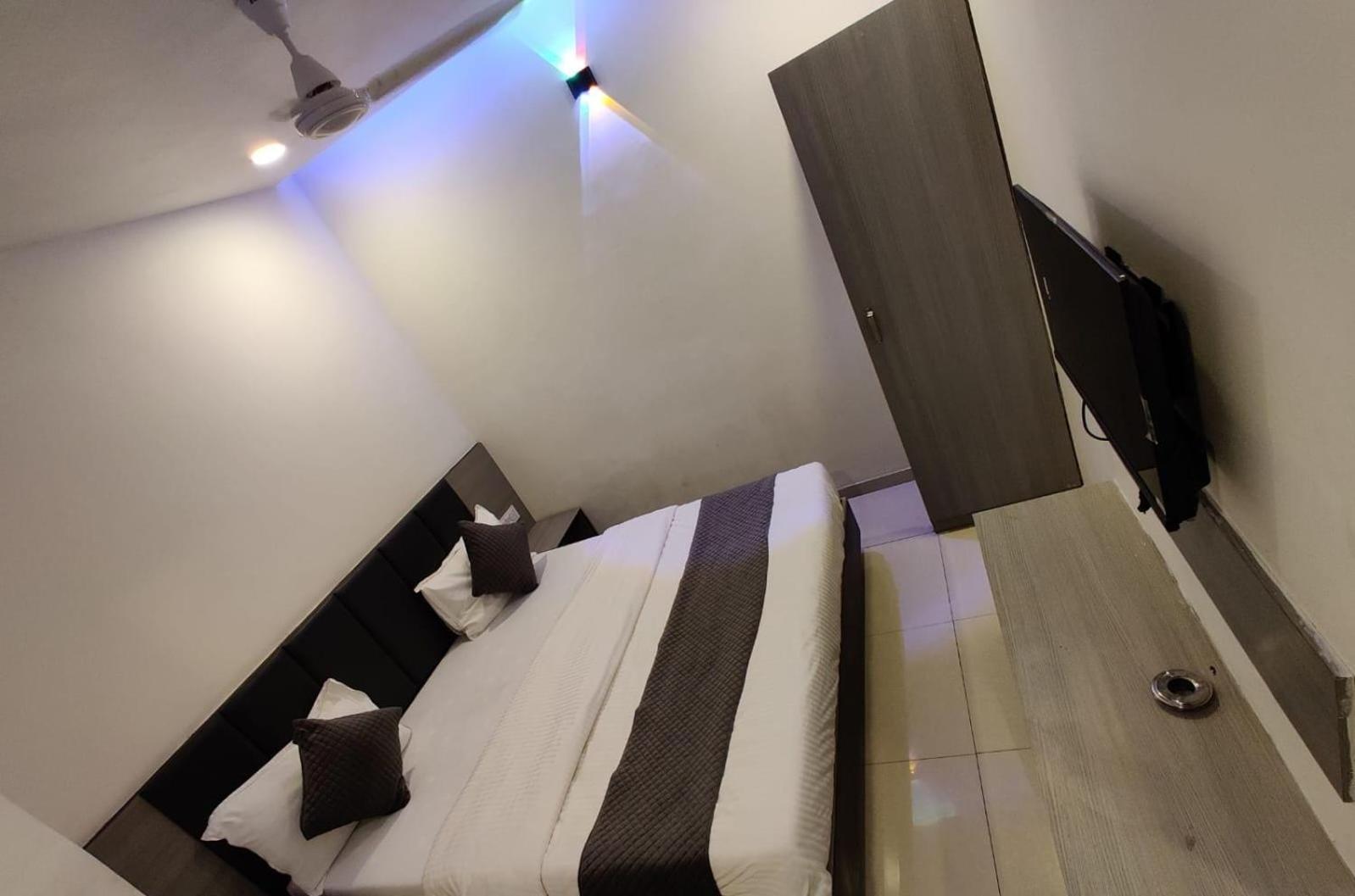 Hotel Selfie Inn Amhedabad Dış mekan fotoğraf
