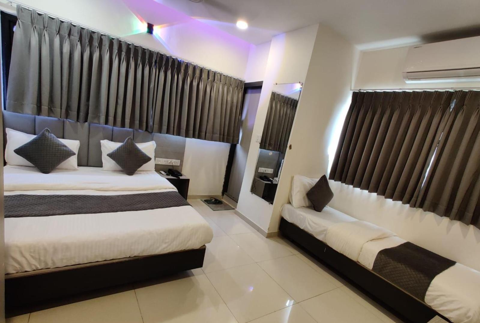 Hotel Selfie Inn Amhedabad Dış mekan fotoğraf