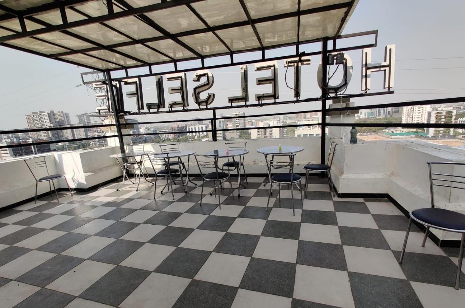 Hotel Selfie Inn Amhedabad Dış mekan fotoğraf